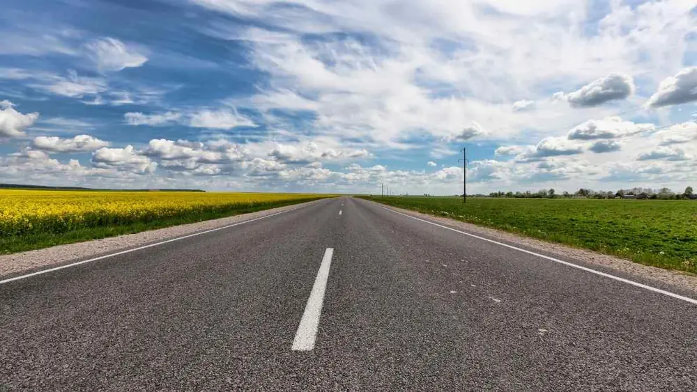 Qual foi a primeira rodovia pavimentada do Brasil